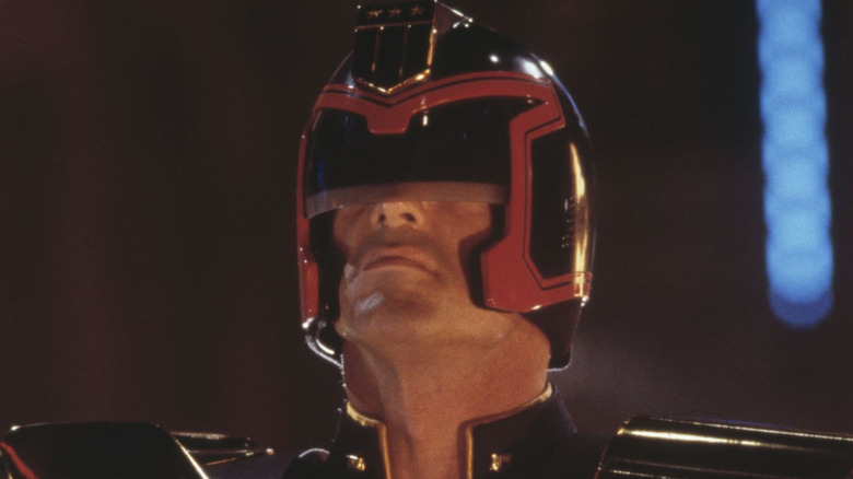 Sylvester Stallone as Judge Dredd standing upright in Judge Dredd