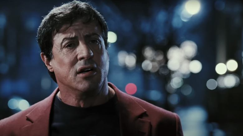 Sylvester Stallone, Rocky Balboa, fica na rua conversando em Rocky Balboa