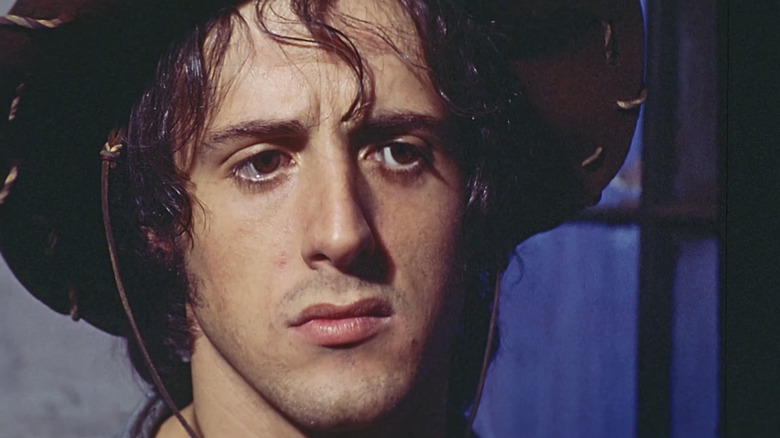 Jerry Savage van Sylvester Stallone is van dichtbij te zien in Rebel