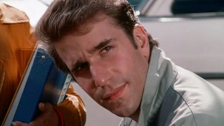 Henry Winkler sebagai Fonzie yang terlihat tertarik pada hari -hari bahagia