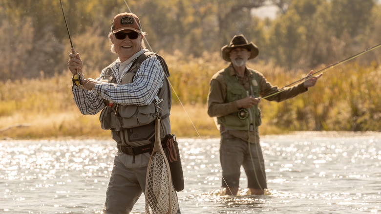 Preston Clyburn van Kurt Russell en Paul Clyburn van Matthew Fox staan ​​in de Madison-rivier te vliegvissen in The Madison