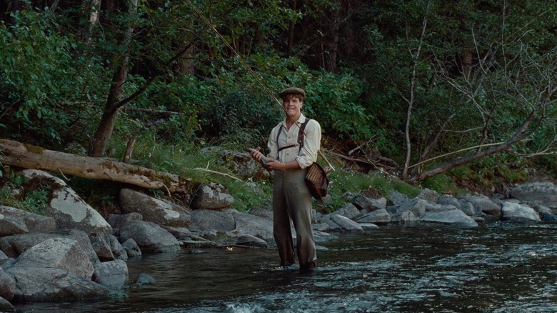 Norman Maclean van Craig Sheffer staat in een rivier met een hengel in A River Runs Through It