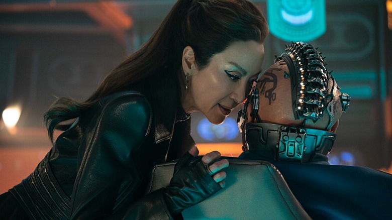 Michelle Yeoh Philippa Georgiou se inclina ominosamente para susurrarle a Joe Bingu Nui en Star Trek: Sección 31