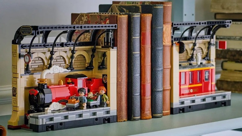 The LEGO Hogwarts Express book nook holds up a set of books