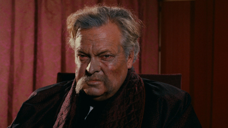 Orson Welles wears a scarf