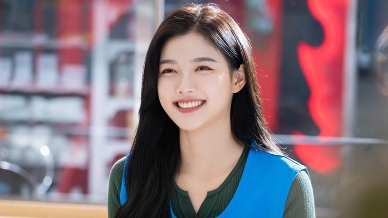 Jung Saet-byul (Kim Yoo-jung) smiles in a convenience store in Backstreet Rookie