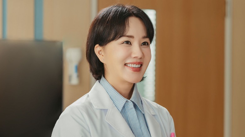 Cha Jeong-seok (Uhm Jung-hwa) smiles in Doctor Cha