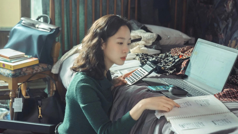 Oh In-joo (Kim Go-eun) examines account information in Little Women