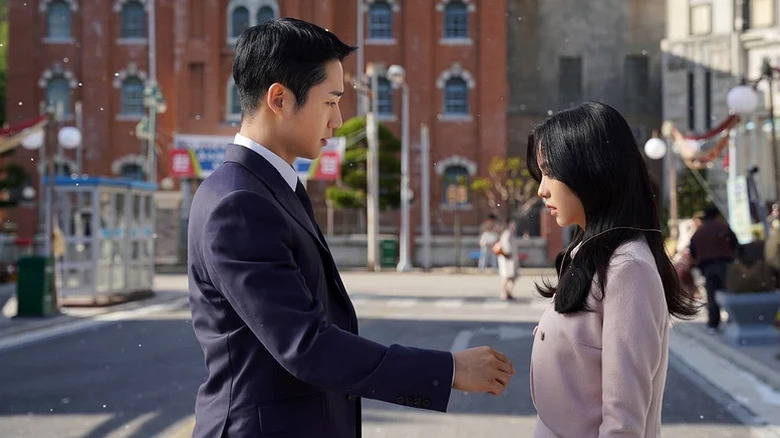 Lim Soo-ho (Jung Hae-in) reaches out to Eun Yeong-ro (Jisoo) in Snowdrop