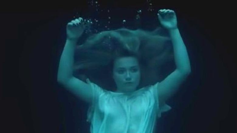 Florence Pugh water pool