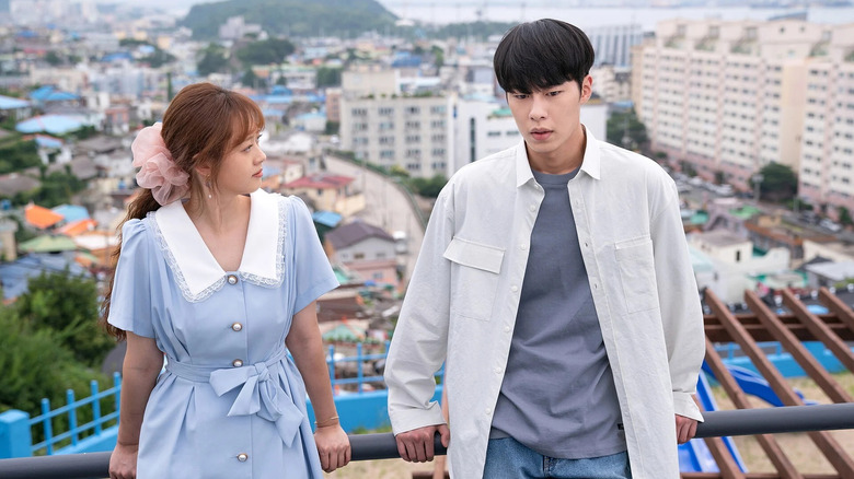 Goo Ra-ra (Go Ara) leans against a railing with Joon Sun-woo (Lee Jae-wook) in Do Do Sol Sol La La Sol