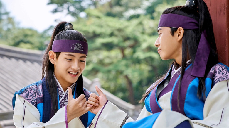 Han Sung (Kim Tae-hyung) interlocks pinkies with Moo-myung (Park Seo-joon) in Hwarang: The Warrior Poet Youth
