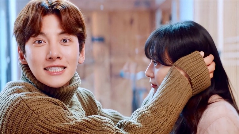 Park Jae-won (Ji Chang-wook) addresses the camera while covering the ears of Lee Eun-o (Kim Ji-won) in Lovestruck in the City