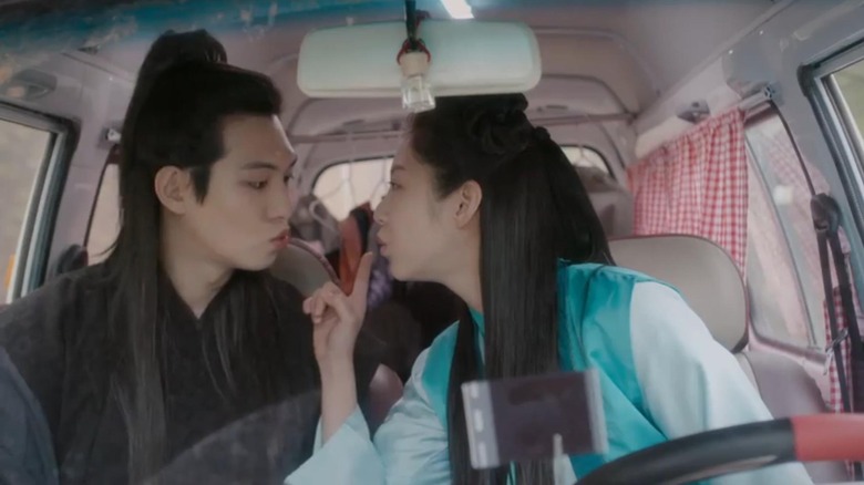 Song Soo-jung (Gong Seung-yeon) shushes On-dal (Lee Jong-hyun) while driving a van in My Only Love Song