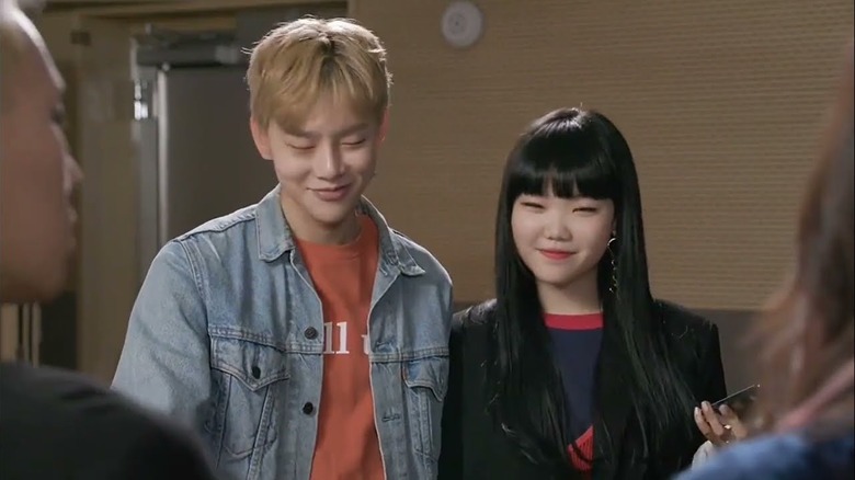 Kwon Hyun-bin (Kwon Hyun-bin) and Lee Su-hyun (Lee Su-hyun) stand close together in Part-Time Idol