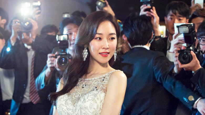 Han Se-gye (Seo Hyun-jin) poses for cameras on the red carpet in The Beauty Inside