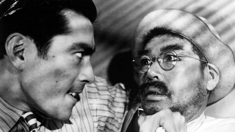 Toshirô Mifune pins Takashi Shimura to the wall