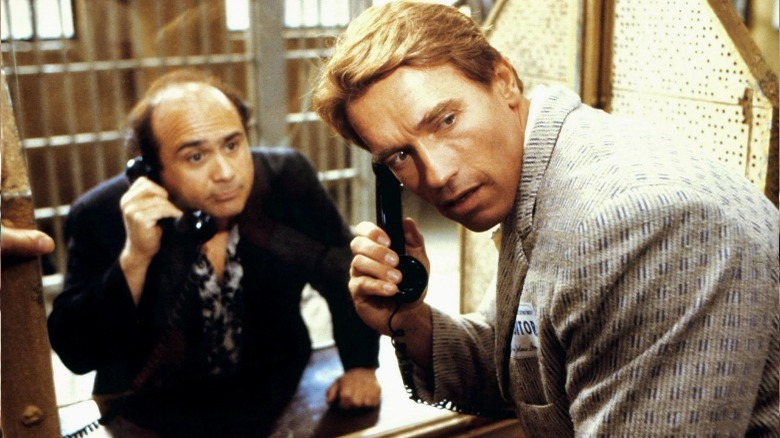 Danny Devito and Arnold Schwarzenegger talk on phone in Twins
