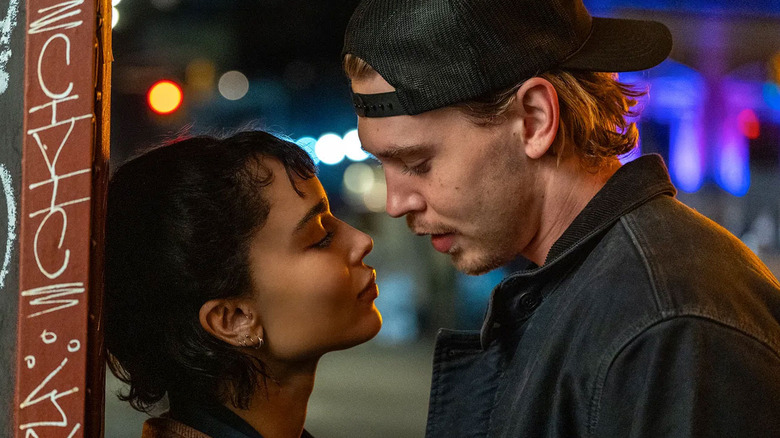 Zoe Kravitz and Austin Butler as Yvonne and Hank leaning in to kiss in Caught Stealing