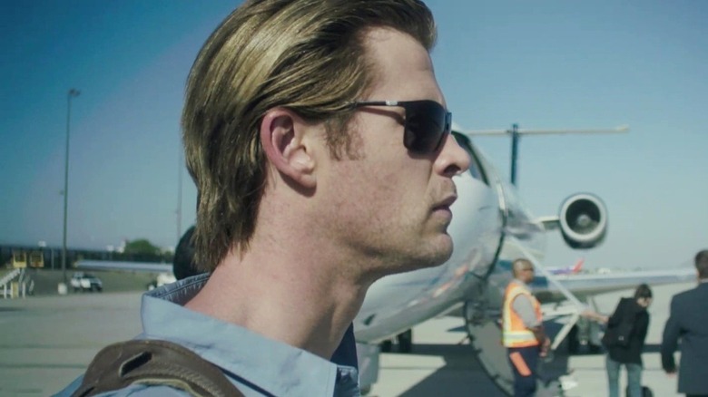 Nicholas Hathaway (Chris Hemsworth) approaches a plane in Blackhat