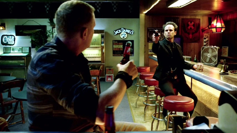 Michael Rapaport bar Walton Goggins gun
