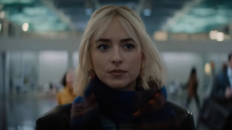 Girlie (Dakota Johnson) in airport in Daddio