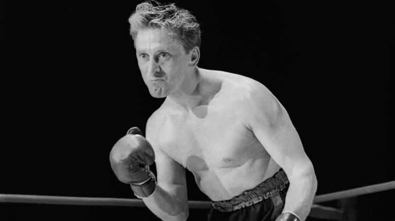 Michael "Midge" Kelly (Kirk Douglas) in the boxing ring in Champion