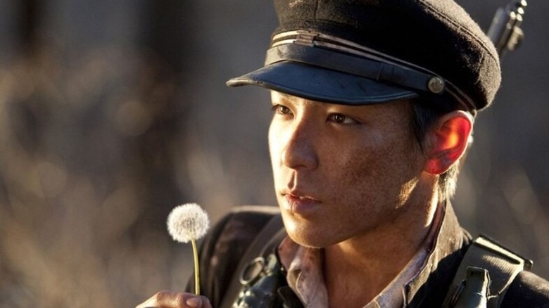 Oh Jang-beom (Choi Seung-hyun) holds a dandelion in 71: Into the Fire