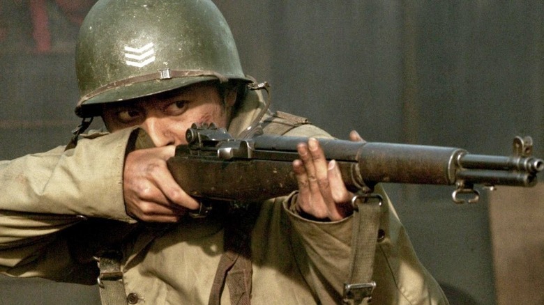 Lee Jin-tae (Jang Dong-gun) aims a rifle in Taegukgi: The Brotherhood of War