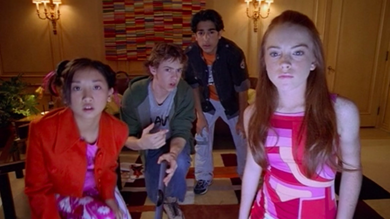 Young Brenda Song as Jen, Bug Hall as Jack, Ali Mukaddam as Gabe, and Lindsay Lohan as Lexy leaning over to look at something in Get a Clue