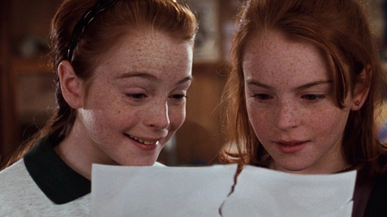 Lindsay Lohan as smiling twins Annie and Hallie reading a letter in The Parent Trap (1998)