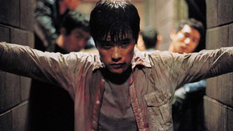 bloodied Sun-Woo in alley