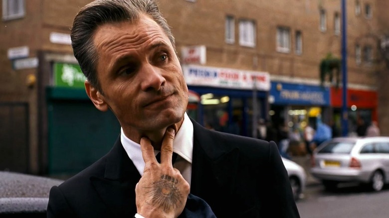 Viggo Mortensen hand gesture