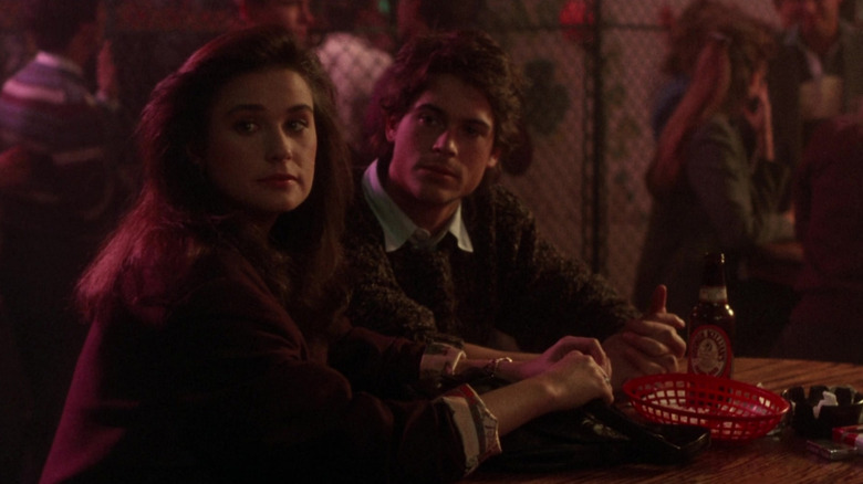 Debbie Sullivan (Demi Moore) and Danny Martin (Rob Lowe) sit in a bar in About Last Night