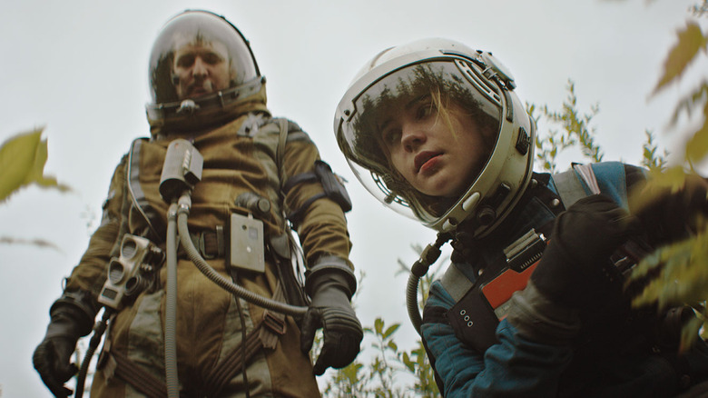 Pedro Pascal and Sophie Thatcher in "Prospect"