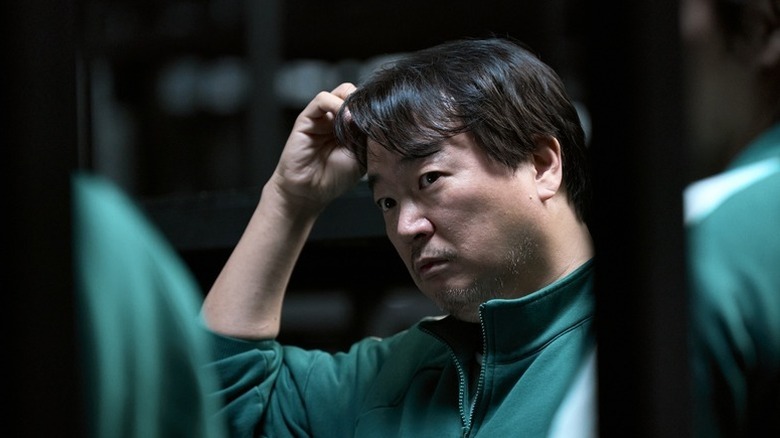 Lee Seo-hwan's Park Jung-bae looking nervous on Squid Game