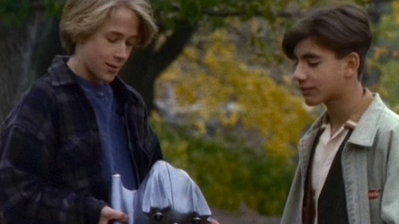 Greg Banks (Ryan Gosling) shows off a strange camera to Bird Arthur (Akiva David Salzman) in Goosebumps (1995)