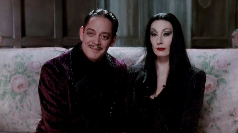 Raúl Juliá and Anjelica Huston as Gomez and Morticia Addams in The Addams Family