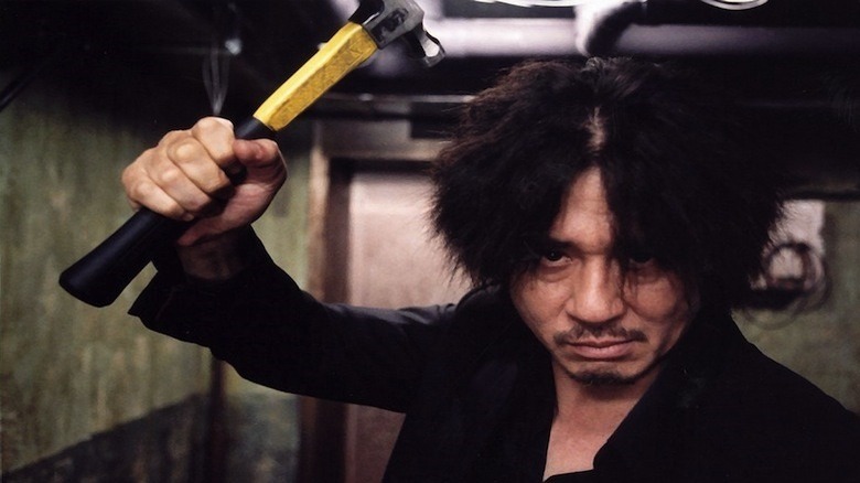 Oh-Dae Su brandishing a hammer