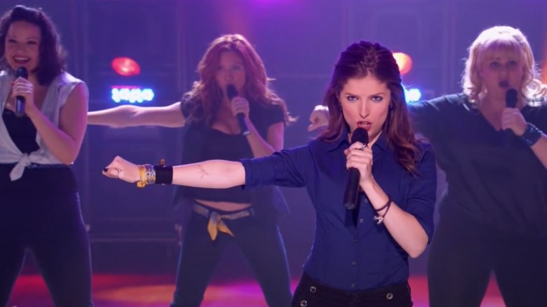 Beca and Bellas singing 