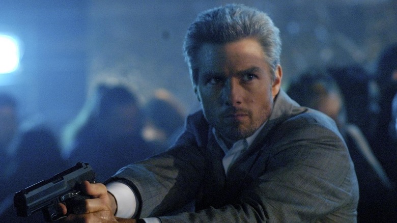 Tom Cruise in Collateral wields gun