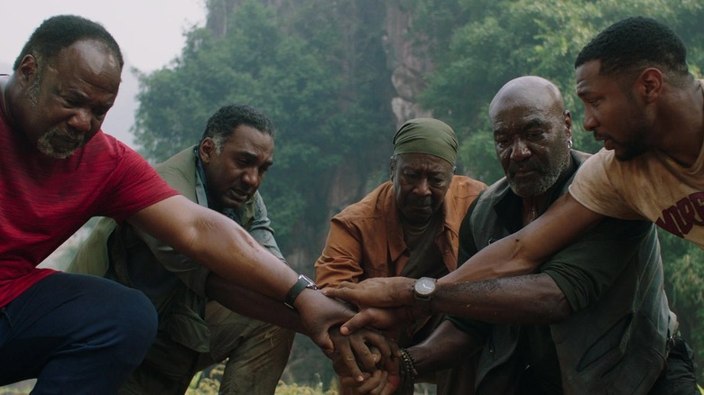 Da 5 Bloods old veterans huddle