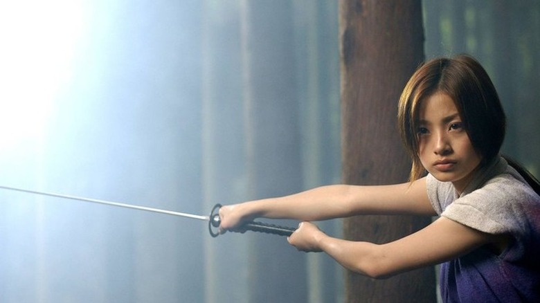 Azumi fights hundreds of soldiers