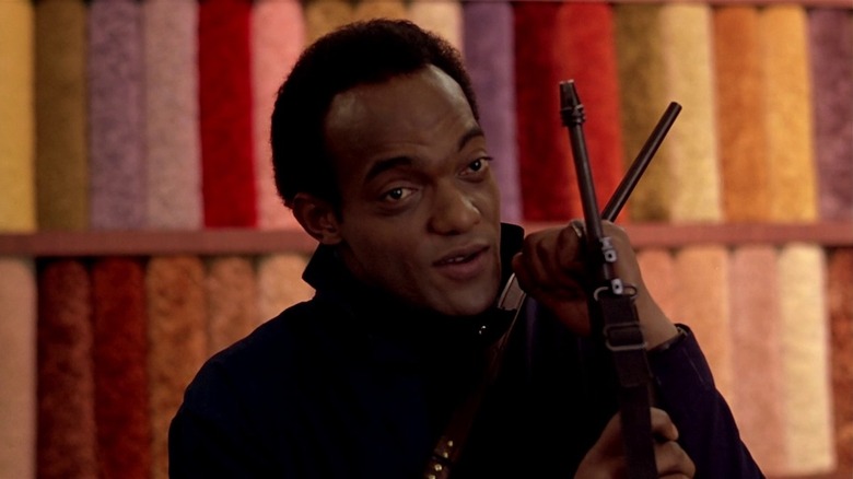 Ken Foree holds gun Dawn of the Dead