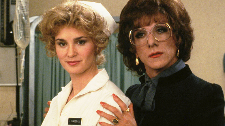 Dustin Hoffman as Tootsie posing with hands on Jessica Lange's shoulders