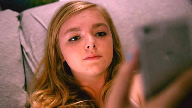 Kayla Day (Elsie Fisher) checks her phone in Eighth Grade