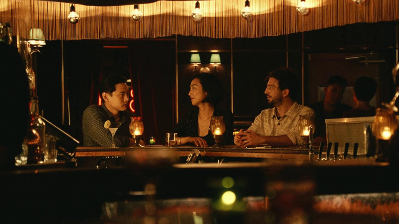 Hae Sung (Tee Yoo), Nora Moon (Greta Lee), and Arthur Zaturansky (John Magaro) speak awkwardly in a bar in Past Lives