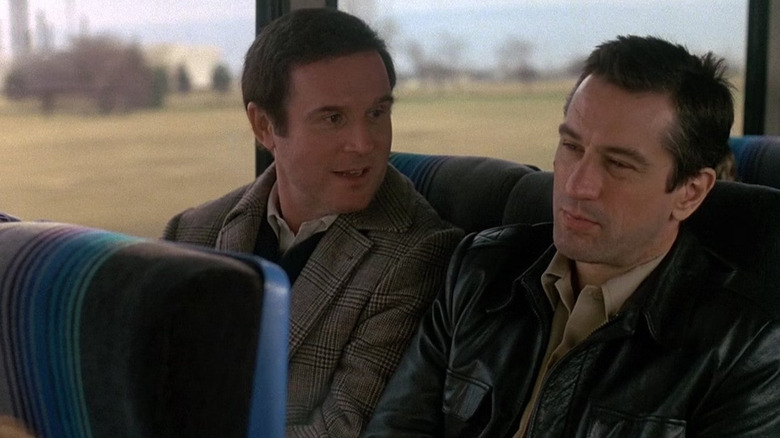 Robert De Niro and Charles Grodin as Jack Walsh and Jonathan "The Duke" Mardukas, sitting on a bus in Midnight Run