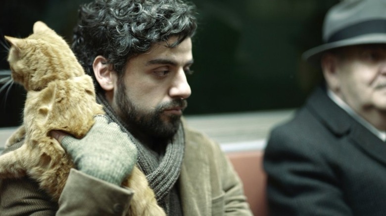 Llewyn Davis holding a cat