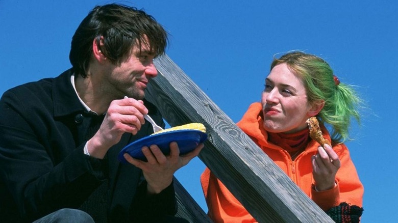 Jim Carrey and Kate Winslet as Joel and Clementine eating outside in Eternal Sunshine of the Spotless Mind